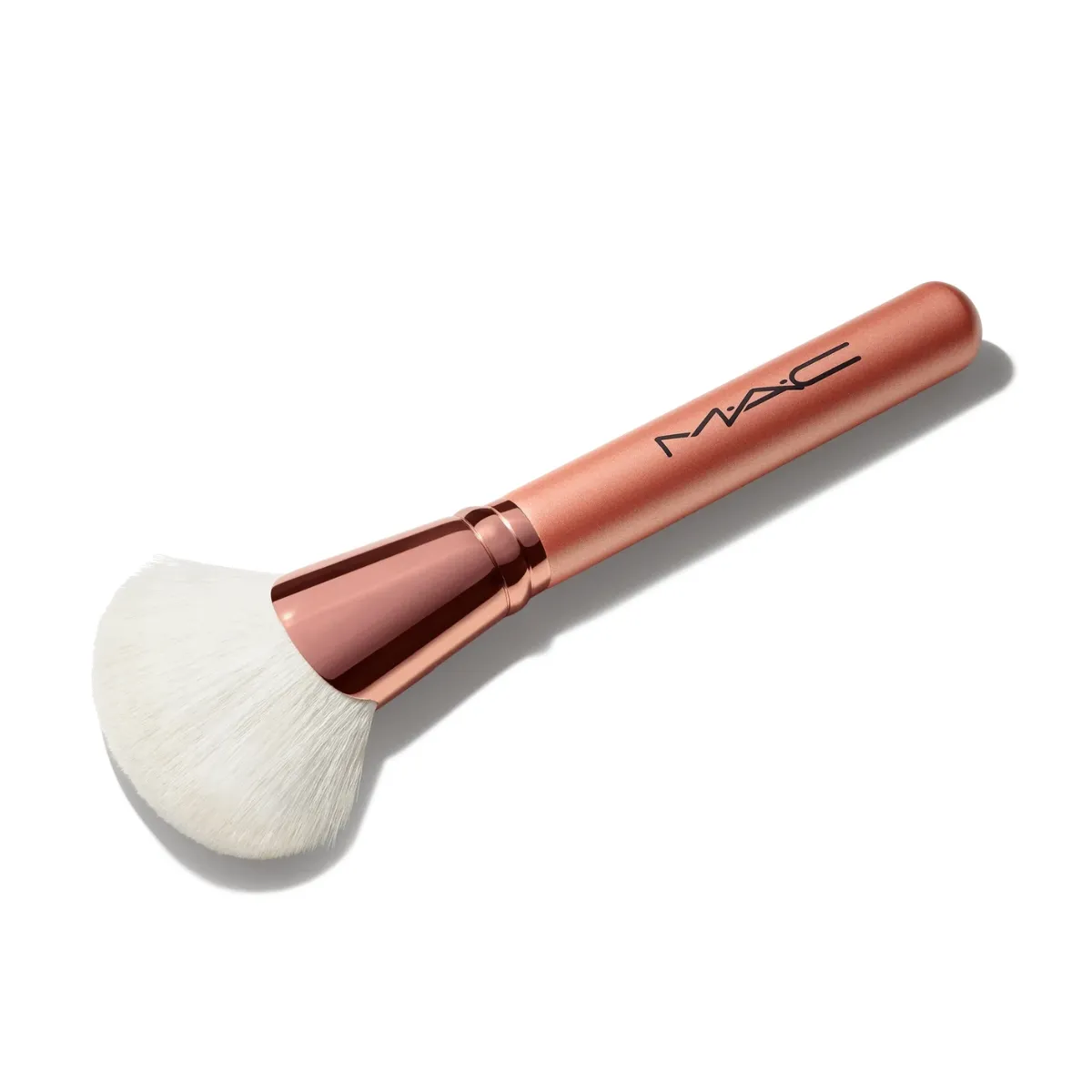 MAC 143S Bronzer Fan Brush Кисть для бронзера